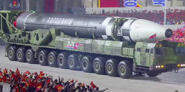 Kim Jong Un muestra nuevos misiles en gigante desfile militar