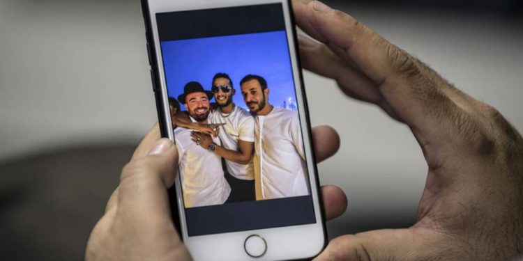 Cantante egipcio enfrentará cargos por fotos con israelíes