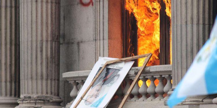 Manifestantes queman parte del edificio del Congreso de Guatemala