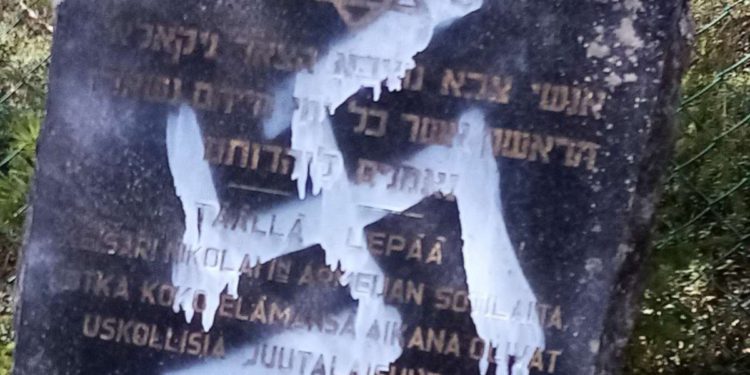 Lápidas destrozadas cementerios judíos de Moldavia y Hungría
