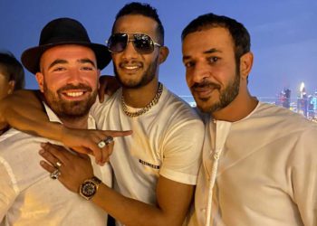 Estrella egipcia bajo hostigamiento por foto con cantante israelí en EAU