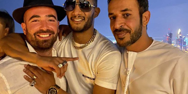 Estrella egipcia bajo hostigamiento por foto con cantante israelí en EAU