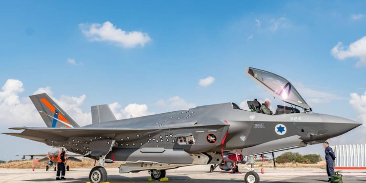 El F-35i experimental único de Israel aterriza en Tel Nof