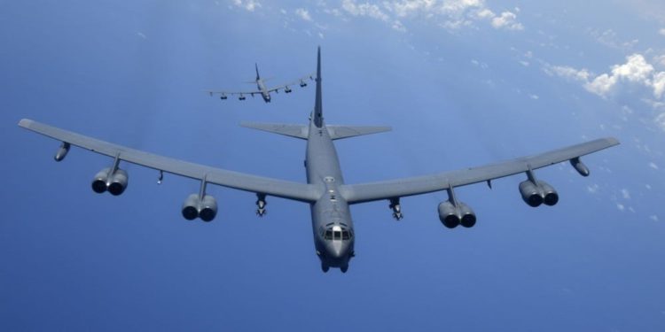 Bombardero B-52 de EE.UU vuelan bajo sobre el Golfo Pérsico en mensaje a Irán