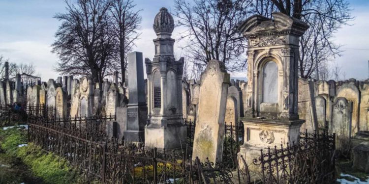 Los granjeros profanan un cementerio judío en Ucrania