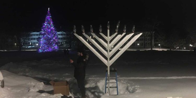 Disparan a Menorah de Dartmouth con perdigones en último día de Jánuca