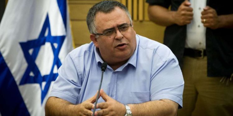 Netanyahu y Edelstein visitan al Likud MK David Bitan en estado grave por COVID-19