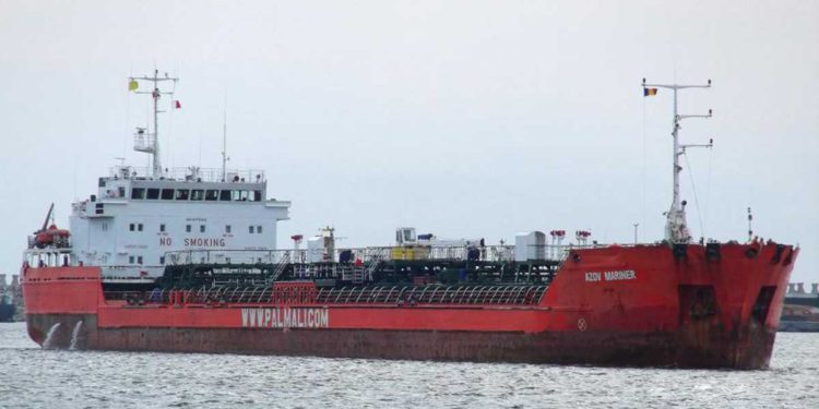 Autoridades libanesas liberan barco de combustible en ruta a Siria