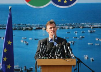 La UE promete vacunas para COVID-19 y agua limpia para Gaza