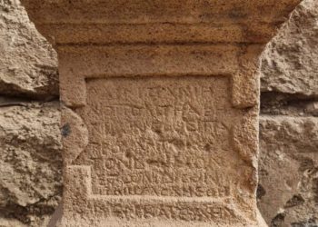 Altar a dios griego encontrado en pared de iglesia bizantina en el norte de Israel