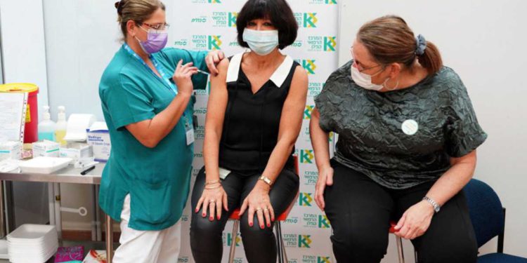 10.000 profesionales médicos vacunados contra el coronavirus el domingo en Israel