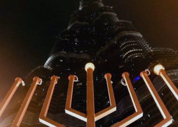 Histórico: Burj Khalifa se ilumina por Jánuca en Dubái