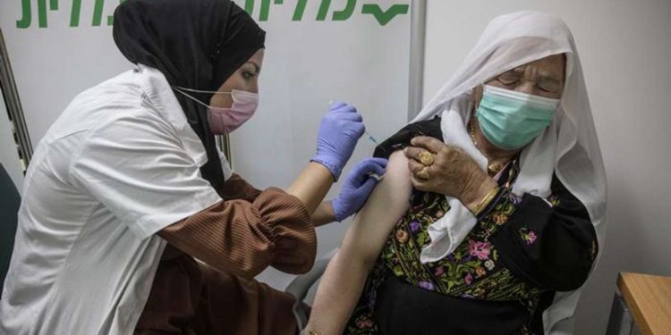 Casos graves de Covid-19 en Israel están disminuyendo