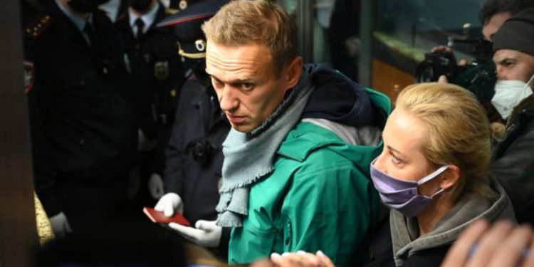 Alexei Navalny aterriza en Moscú y es detenido de inmediato