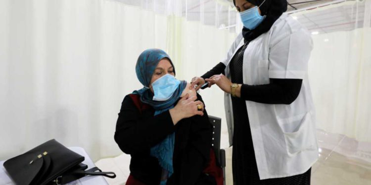 El comité del Ministerio de Sanidad israelí aprueba la tercera dosis