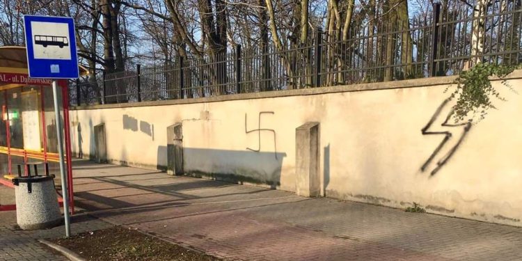 Esvástica pintada en cementerio judío cerca de Auschwitz