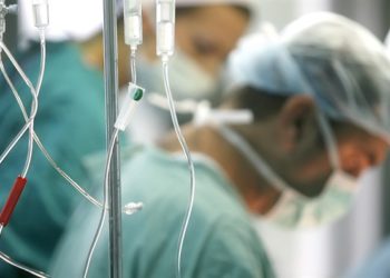 Médico italiano asesinó a pacientes COVID "para liberar camas"