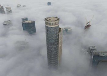 La niebla se asienta entre los edificios de Tel Aviv