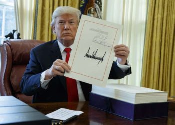 Demócratas presentan Ley para impedir el nombre de Trump en proyectos federales