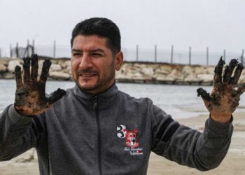 La marea negra de alquitrán llega a la costa del Líbano