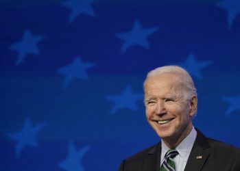 Biden afirma falsamente que Trump no tenía un plan de distribución de vacunas