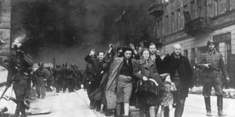 Historiadores del Holocausto enfrentan veredicto en juicio por difamación en Polonia