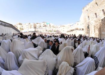 Por primera vez desde que comenzó la pandemita: Miles acuden al Muro Occidental para la bendición sacerdotal