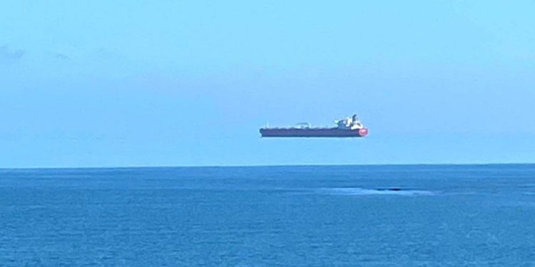 Un 'barco flotante' fotografiado frente a la costa de Cornualles