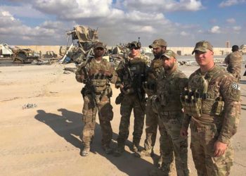 Civil muere de ataque al corazón en ataque a base de Irak