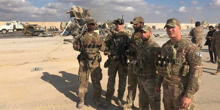 Civil muere de ataque al corazón en ataque a base de Irak