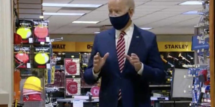 Periodistas expulsados después de hacer preguntas a Biden