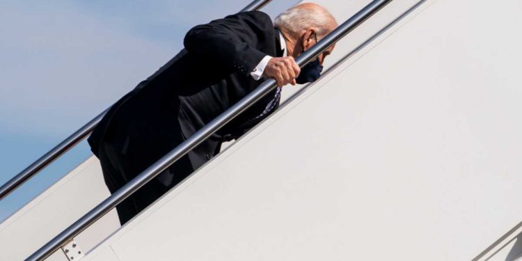 En setiembre pasado Biden se burló de cómo Trump bajó escaleras