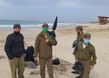 Soldados FDI con discapacidades limpian playas de Israel tras vertido de petróleo
