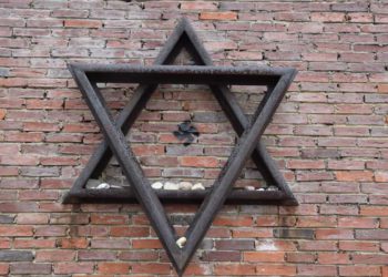 Monumento a víctimas del Holocausto vandalizado con esvásticas en Polonia