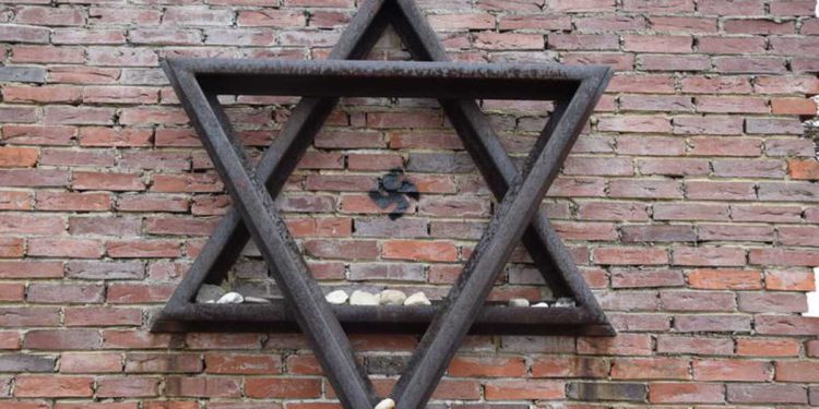 Monumento a víctimas del Holocausto vandalizado con esvásticas en Polonia