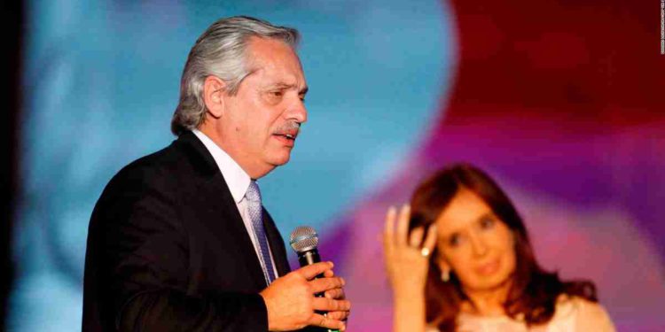Presidente argentino da positivo a COVID-19 estando vacunado