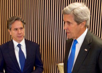 Blinken rechaza los comentarios de Zarif sobre John Kerry