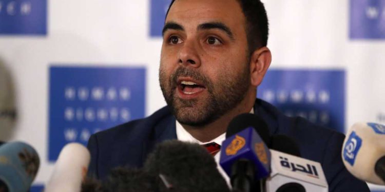 Omar Shakir, director de Human Rights Watch (HRW) para "Israel y los territorios palestinos", habla con la prensa en Jerusalén el 25 de noviembre de 2019 (Foto: AHMAD GHARABLI / AFP a través de Getty Images)