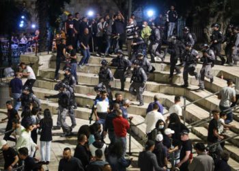 Árabes atacan a la policía tras la retirada de barricadas en Jerusalén