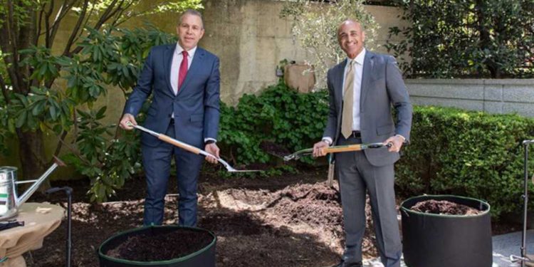 Embajadores de EAU e Israel plantan un árbol de la paz en el Día de la Tierra
