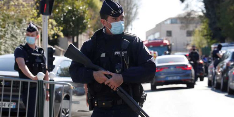 Musulmán asesina a mujer policía en Francia