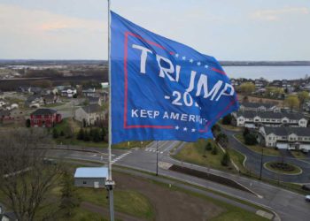 Hombre dispuesto a pagar multa por bandera de Trump que "viola la ordenanza"