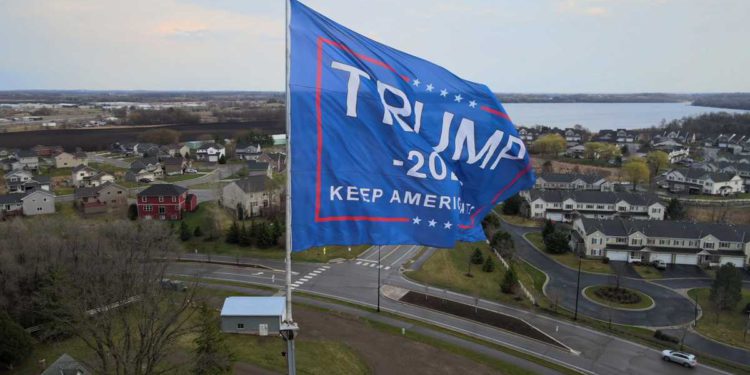 Hombre dispuesto a pagar multa por bandera de Trump que "viola la ordenanza"