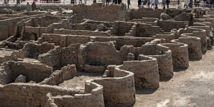 Egipto muestra hallazgos de la ciudad "perdida" de 3.000 años de antigüedad
