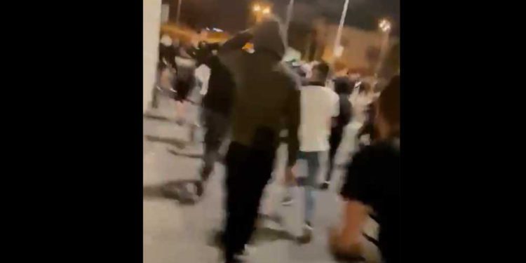 Árabes golpean y apedrean a joven judío en Jerusalén