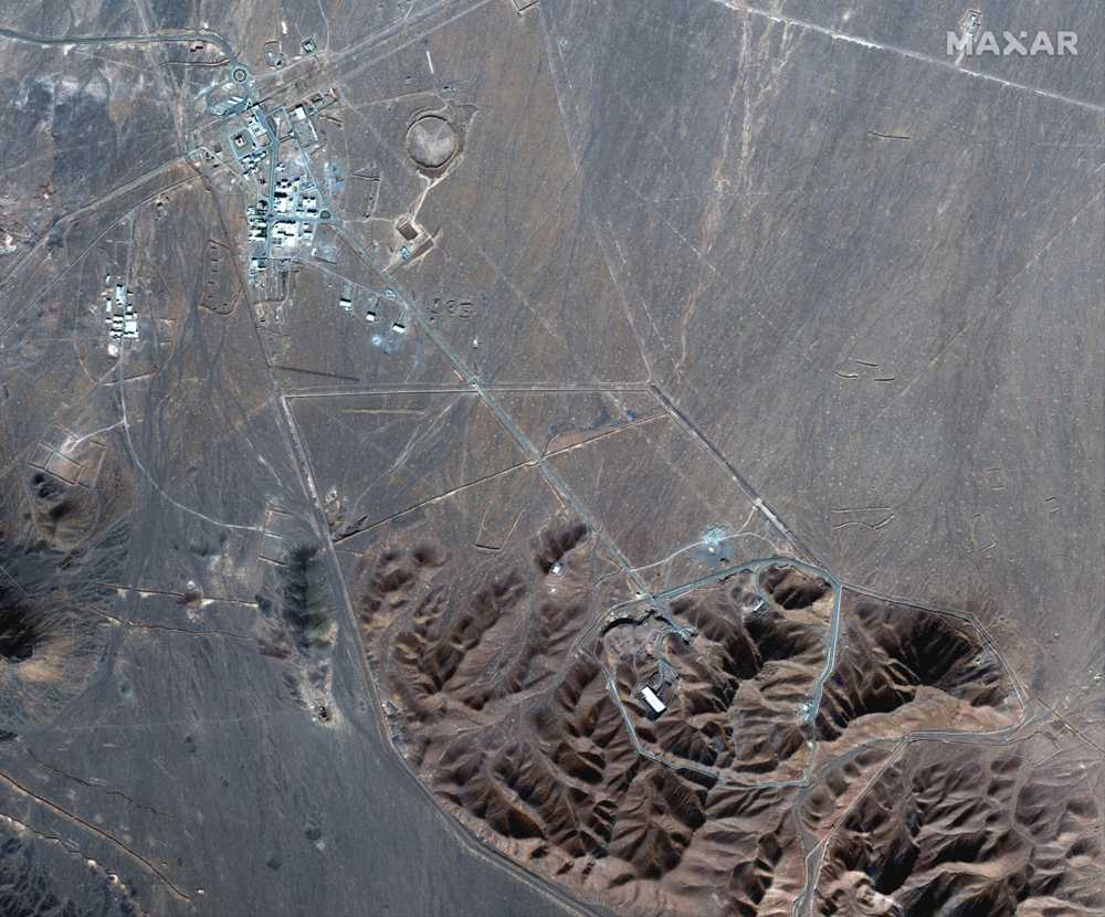 Esta foto de satélite del 4 de noviembre de 2020, realizada por Maxar Technologies, muestra la instalación nuclear iraní de Fordo (Maxar Technologies vía AP)