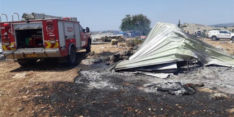 Árabes incendian una granja en Samaria