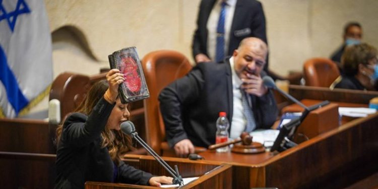 MK retirada del podio de la Knesset mientras sostiene Jumash quemado