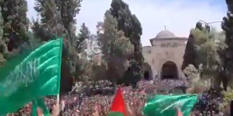 Palestinos ondean la bandera del grupo terrorista Hamás en el Monte del Templo