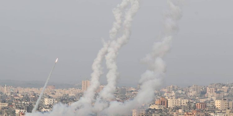 Israelíes corren a refugios en Jerusalén en medio ataque con cohetes